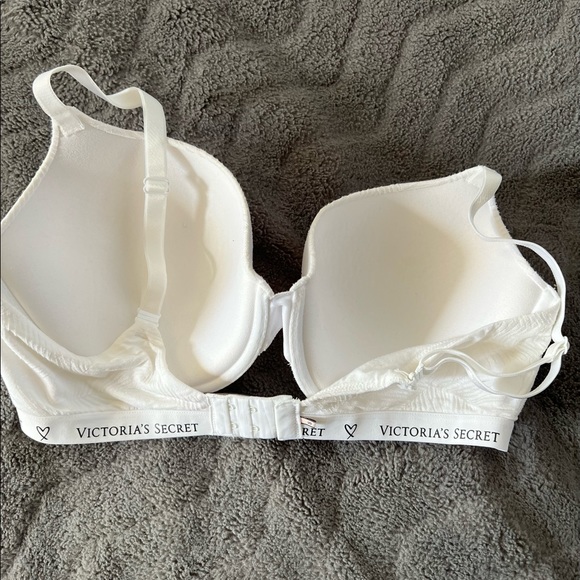 Victoria’s Secret 38DD White Bra - Picture 2 of 3